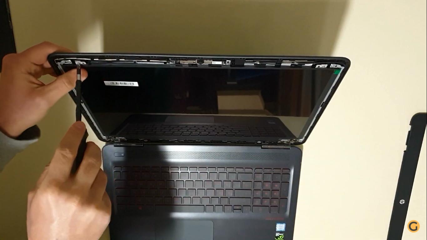 Come sostituire il display del PC portatile HP OMEN 15-ax214nl | GiovaTech